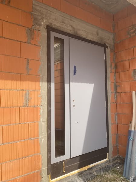 Реализованный вход с дверью ERKADO SOLID