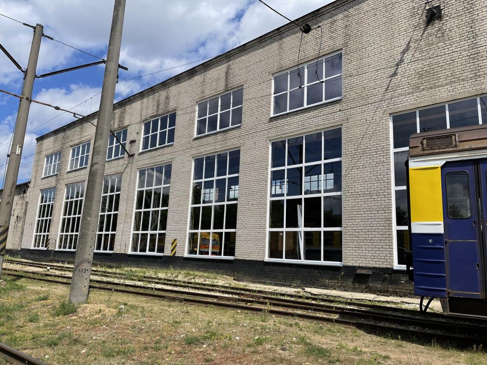 Fasaden på depotbygningen til Pasažieru vilciens etter vindusutskiftingen