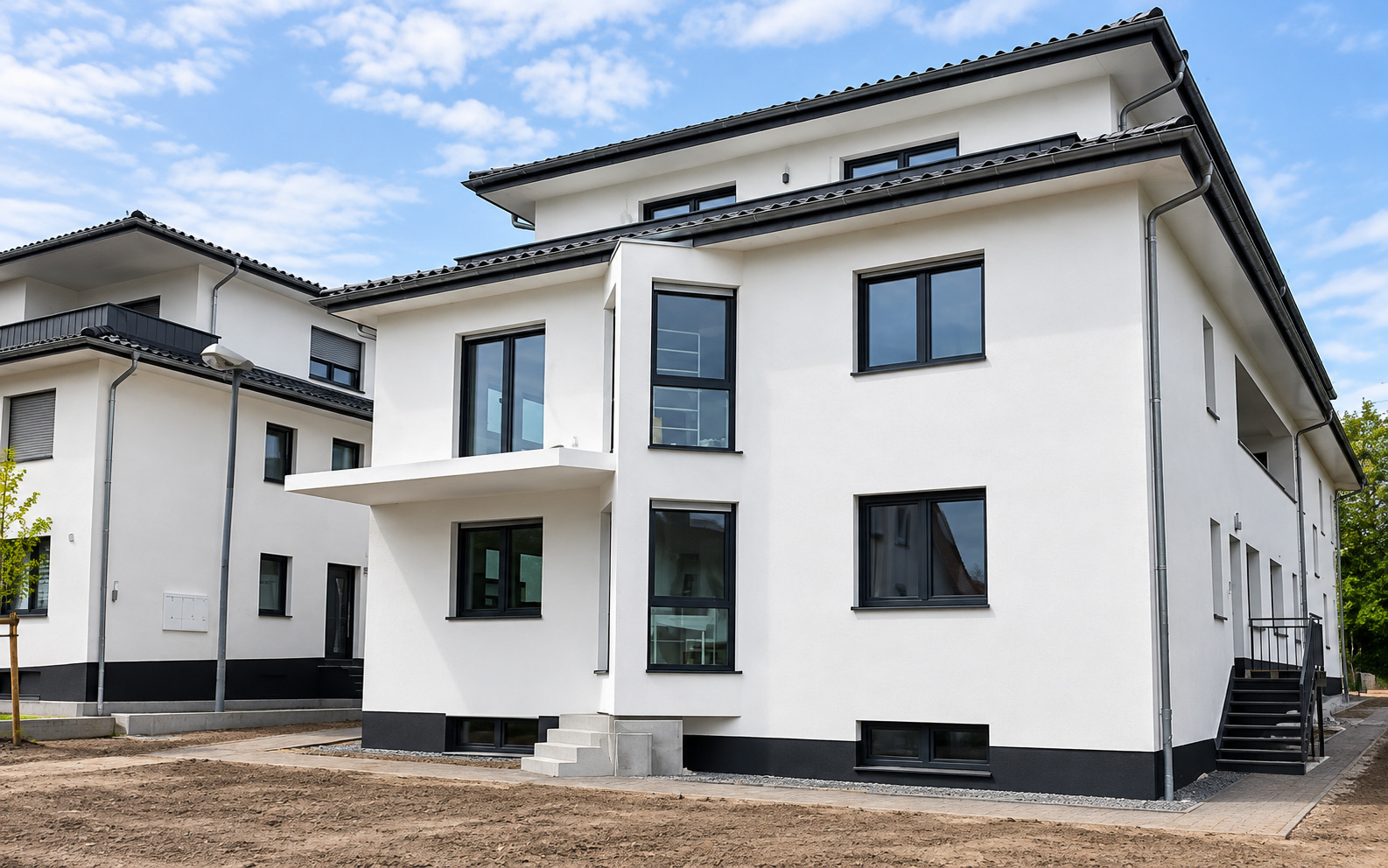 Moderne bolig med mørke vindusrammer